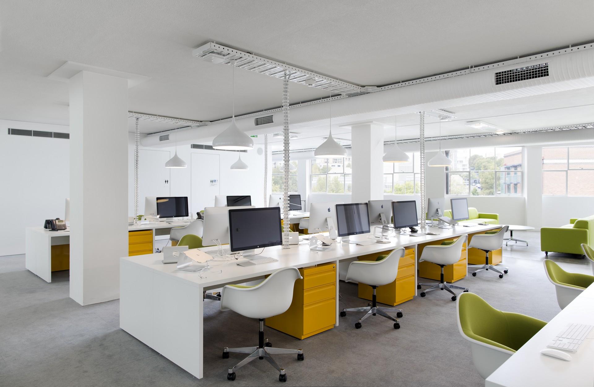 Không gian làm việc chuyên nghiệp với bàn ghế văn phòng sang trọng và tiện nghi. Đảm bảo sức khỏe và sự thoải mái cho nhân viên làm việc.
