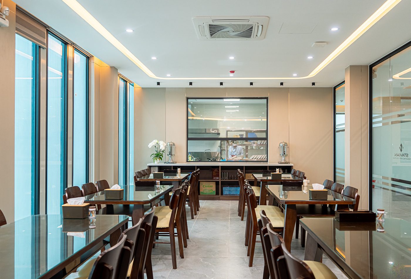 D&atilde;y b&agrave;n nh&igrave;n từ cuối nh&agrave; ăn (tr&aacute;i) v&agrave; chi tiết ghế gỗ tựa cong (phải)