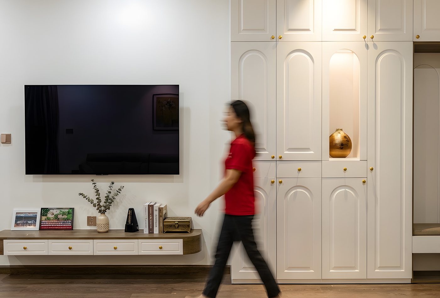 Kệ ti vi treo trước hệ tủ trắng &ndash; Nội thất chung cư t&acirc;n cổ điển đẹp &ndash; căn hộ Giảng V&otilde;