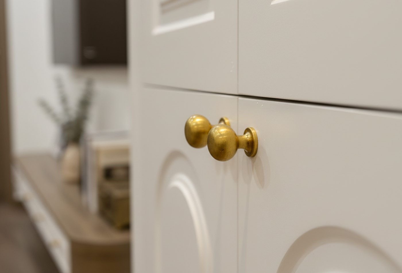N&uacute;m tủ v&agrave;ng đồng tr&ecirc;n c&aacute;nh chỉ nổi (tr&aacute;i) v&agrave; mặt kệ ti vi gỗ (phải)