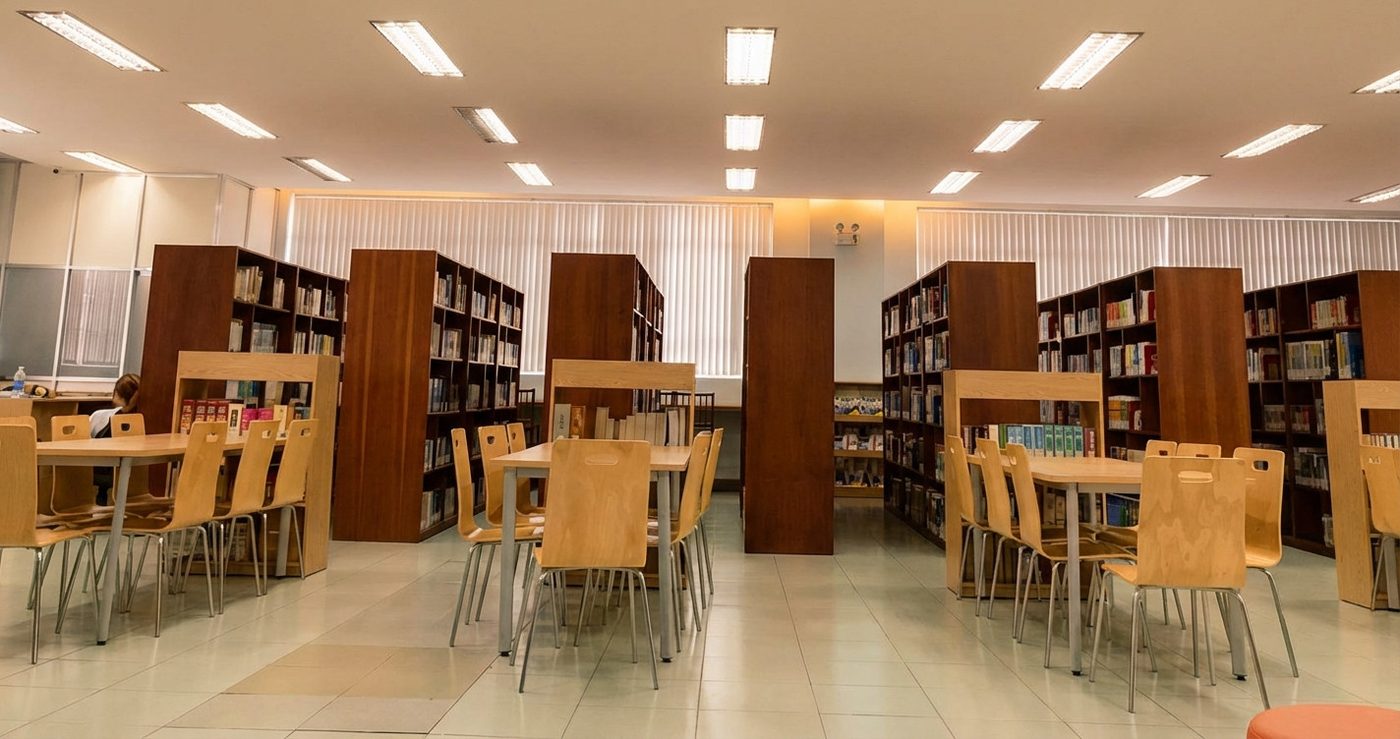 Thư viện HUFLIT c&oacute; đẹp kh&ocirc;ng? Ảnh thực tế b&agrave;n ghế thư viện