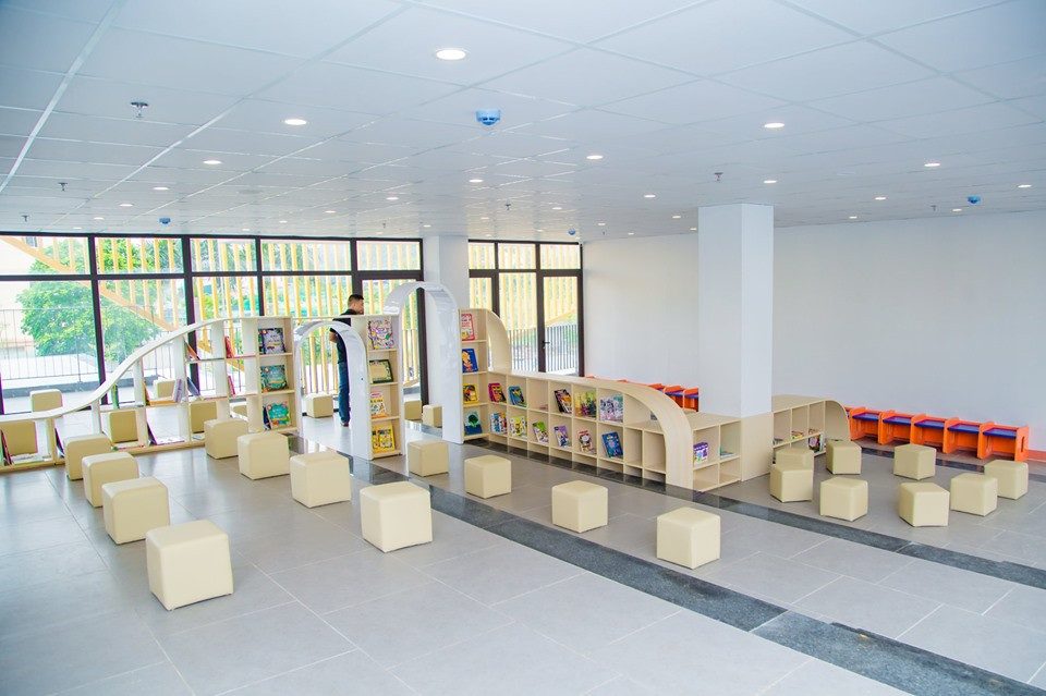 Thư viện mở giữa sảnh &ndash; Trường Dạ Hợp H&ograve;a B&igrave;nh &ndash; nội thất trường học hiện đại