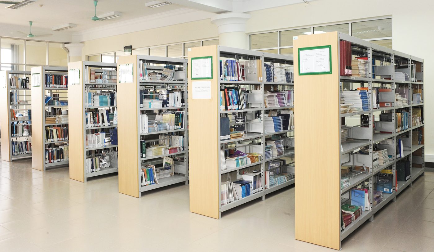 Những d&atilde;y gi&aacute; s&aacute;ch thẳng tắp &ndash; Thư viện Tạ Quang Bửu: ảnh thực tế, b&agrave;n ghế v&agrave; gi&aacute; s&aacute;ch