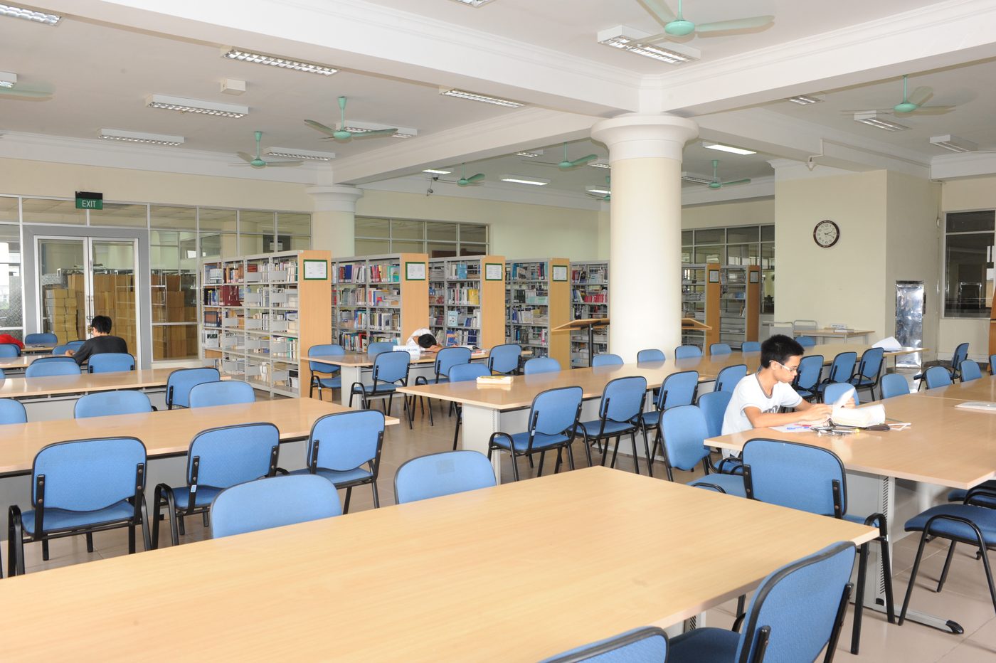Thư viện Tạ Quang Bửu: ảnh thực tế, b&agrave;n ghế v&agrave; gi&aacute; s&aacute;ch