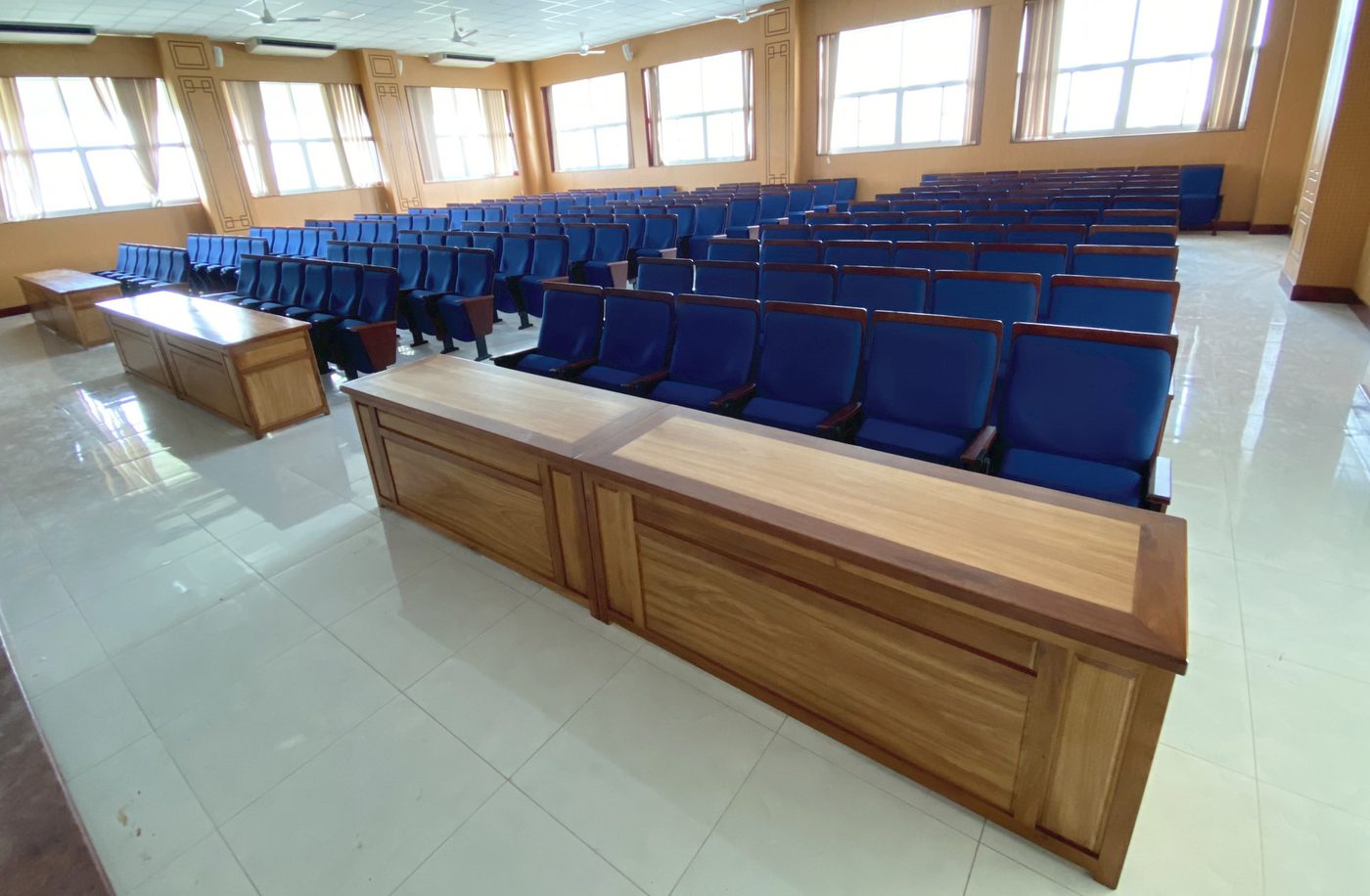 Ghế xanh nhiều h&agrave;ng, b&agrave;n gỗ cho giảng vi&ecirc;n &ndash; Hội trường Đại học Nam Cần Thơ &ndash; b&agrave;n ghế hội trường đẹp
