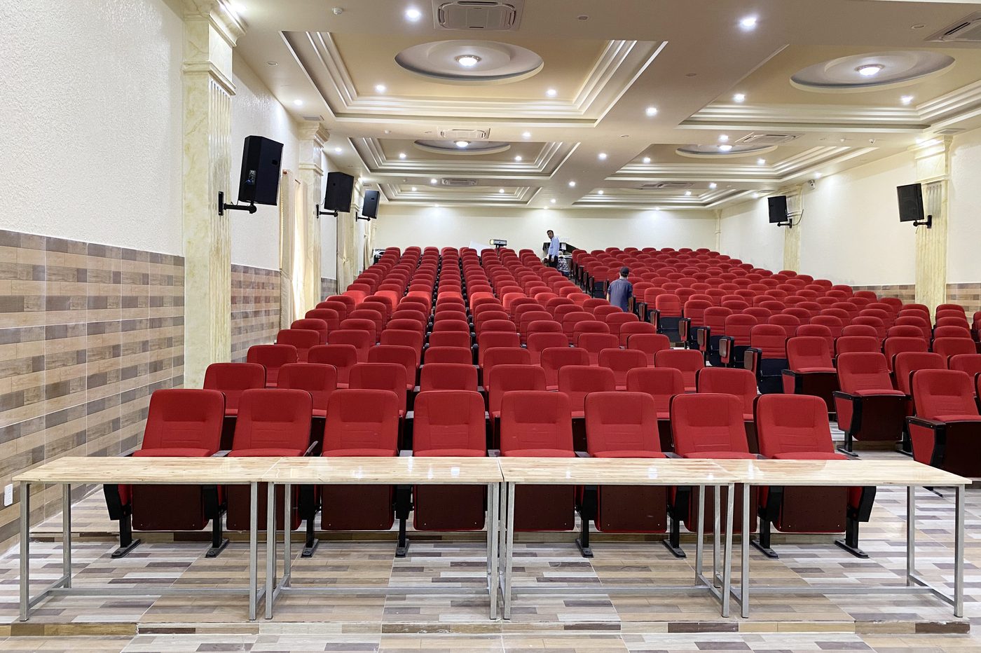 Hai khối ghế đỏ v&agrave; h&agrave;ng ghế kh&aacute;ch mời &ndash; Hội trường Đại học Nam Cần Thơ &ndash; b&agrave;n ghế hội trường đẹp