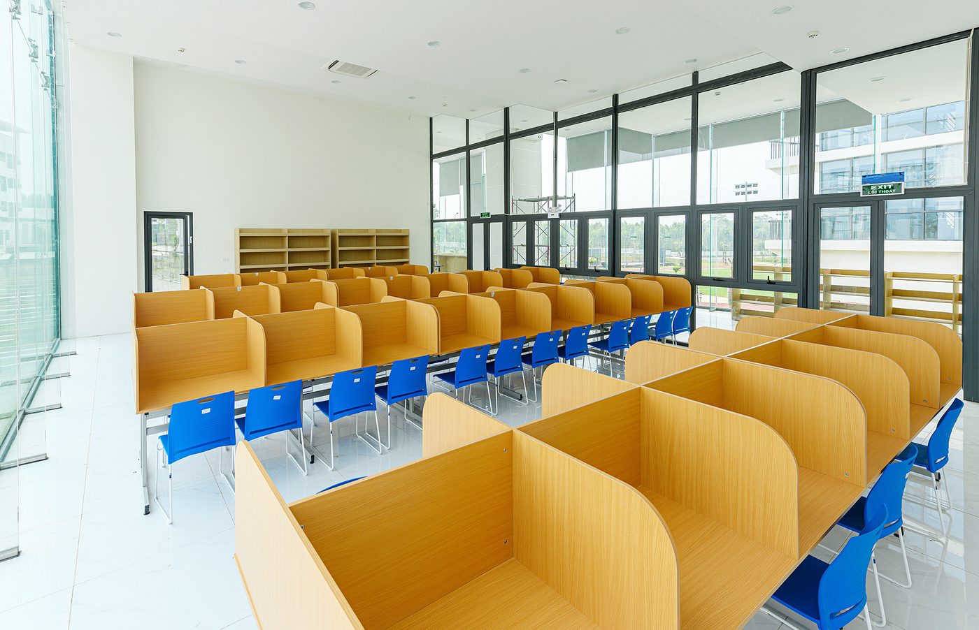 Mỗi học sinh một &ocirc; b&agrave;n c&oacute; v&aacute;ch &ndash; Trường Chuy&ecirc;n Vĩnh Ph&uacute;c mới: ảnh thực tế nội thất trường học