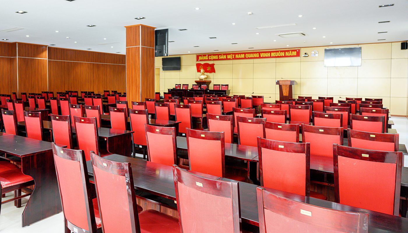 B&agrave;n gỗ trầm, ghế bọc đỏ cho hội nghị &ndash; Trường Chuy&ecirc;n Vĩnh Ph&uacute;c mới: ảnh thực tế nội thất trường học