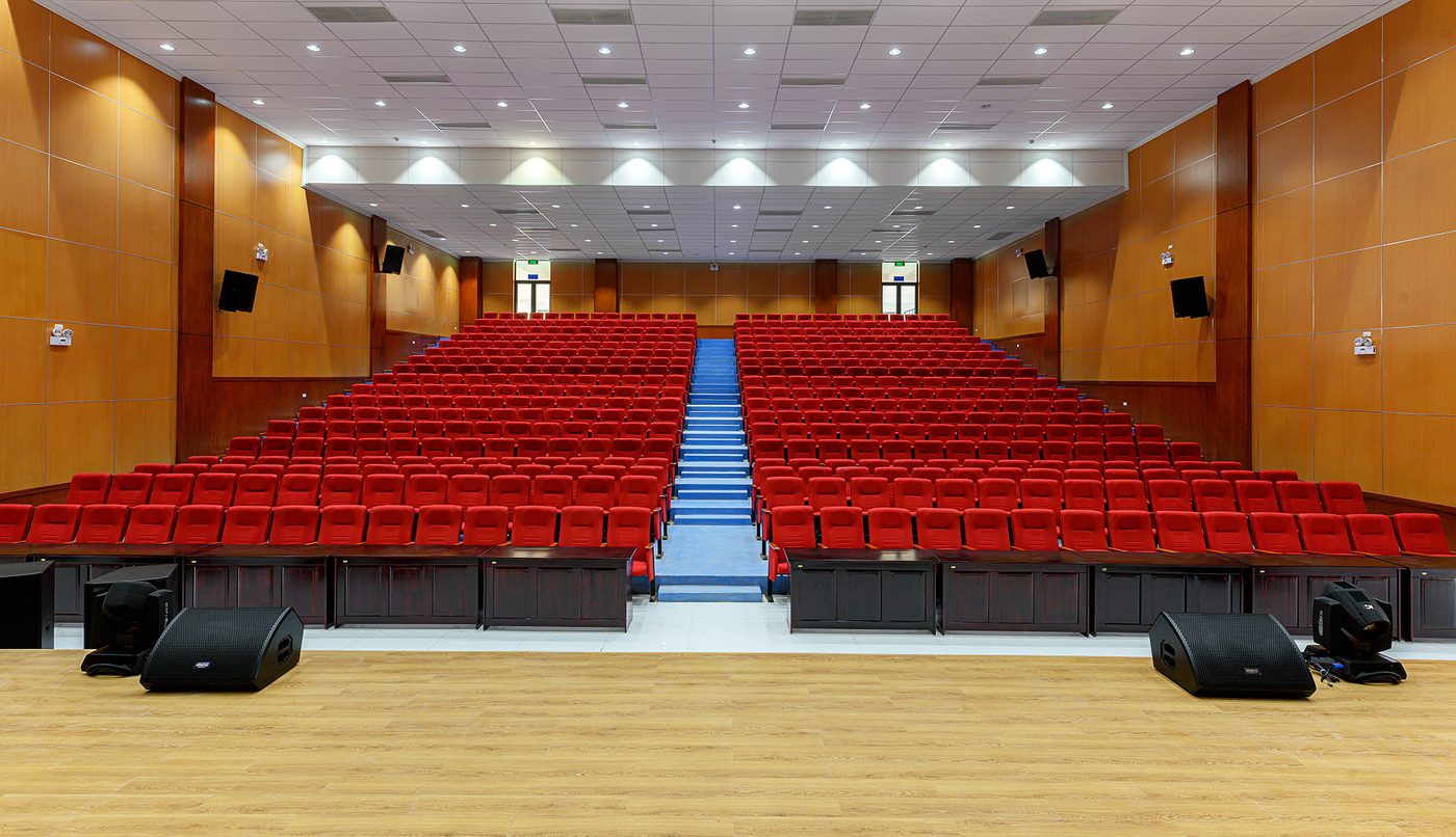 Ghế đỏ tự lật hướng về s&acirc;n khấu &ndash; Trường Chuy&ecirc;n Vĩnh Ph&uacute;c mới: ảnh thực tế nội thất trường học