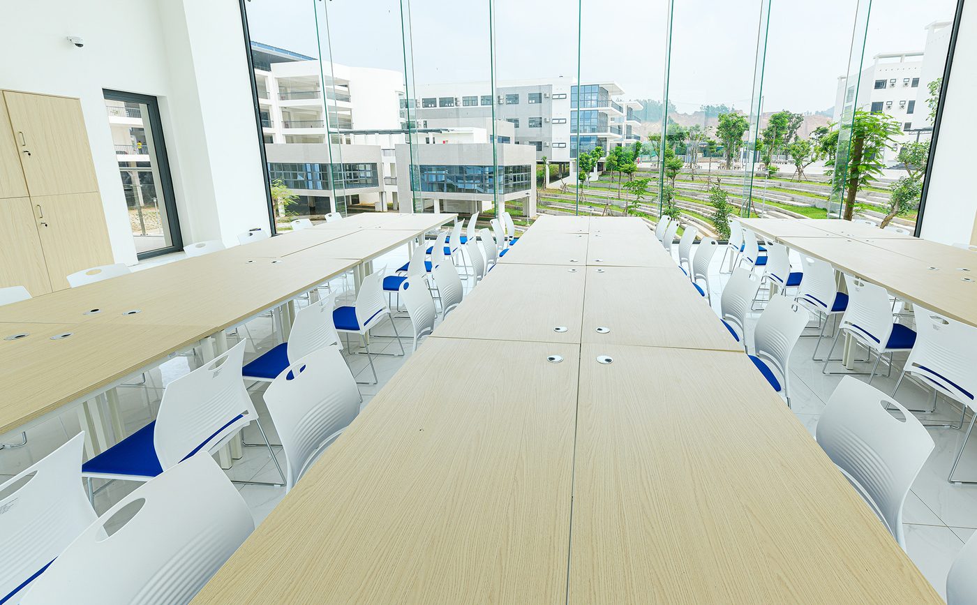 B&agrave;n d&agrave;i cho học nh&oacute;m &ndash; Trường Chuy&ecirc;n Vĩnh Ph&uacute;c mới: ảnh thực tế nội thất trường học