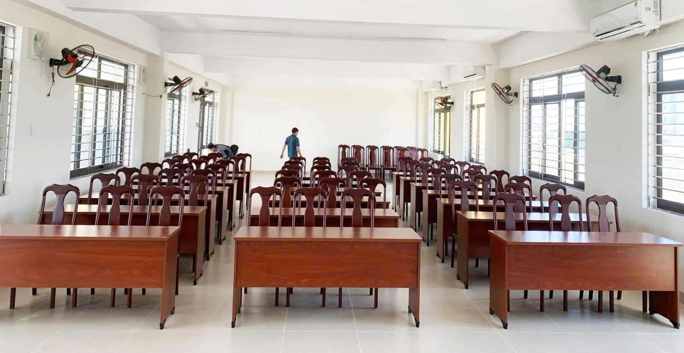 B&agrave;n c&oacute; yếm v&agrave; ghế gỗ c&ugrave;ng t&ocirc;ng &ndash; Trường Tiểu học Ho&agrave;ng Dư Khương Cẩm Lệ &ndash; b&agrave;n ghế hội trường