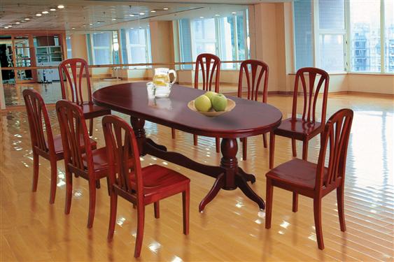 Bàn ghế ăn bằng gỗ giữ gìn nét truyền thống của gia đình