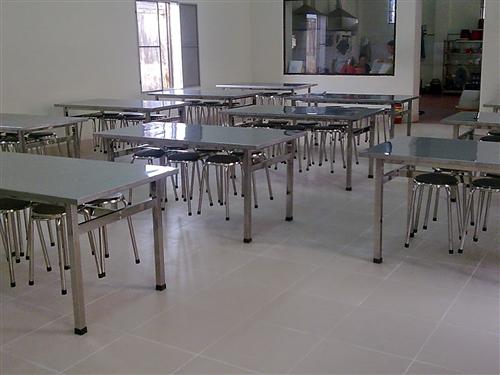  So sánh bàn ăn công nghiệp Hòa Phát bằng inox và bàn ăn bằng gỗ