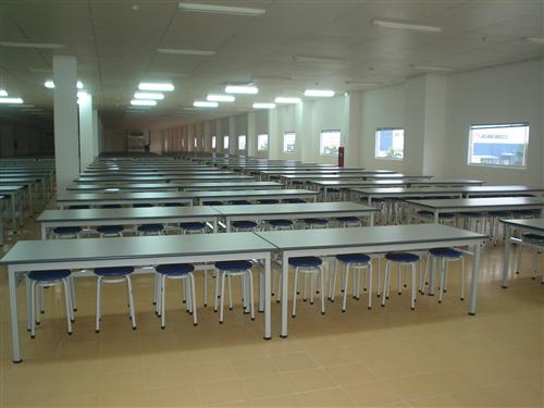  Có nên mua bàn ăn công nghiệp Hòa Phát hay không