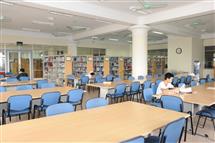 Thư viện Tạ Quang Bửu: ảnh thực tế, bàn ghế và giá sách